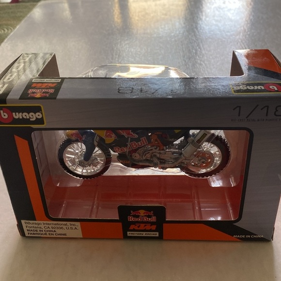 Bburago KTM 450 Rally ( Dakar Rally) 1/18 Motorcycle Die Cast Metal w/ Plastic - Picture 5 of 6